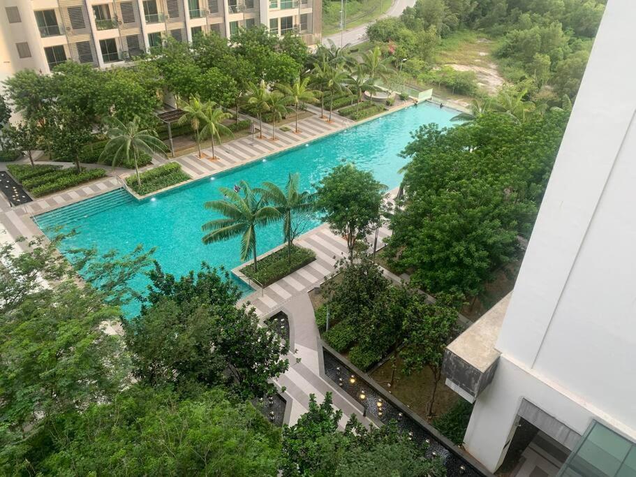 Closeup Pool View Romantic Couples 12 *
